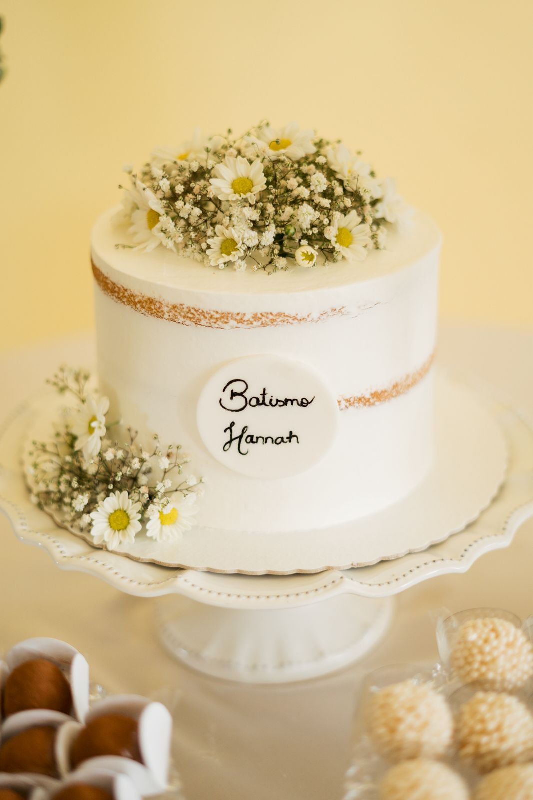 Naked cake semi espatulado, com arranjo de flores naturais e plaquinha em pasta americana personalizada