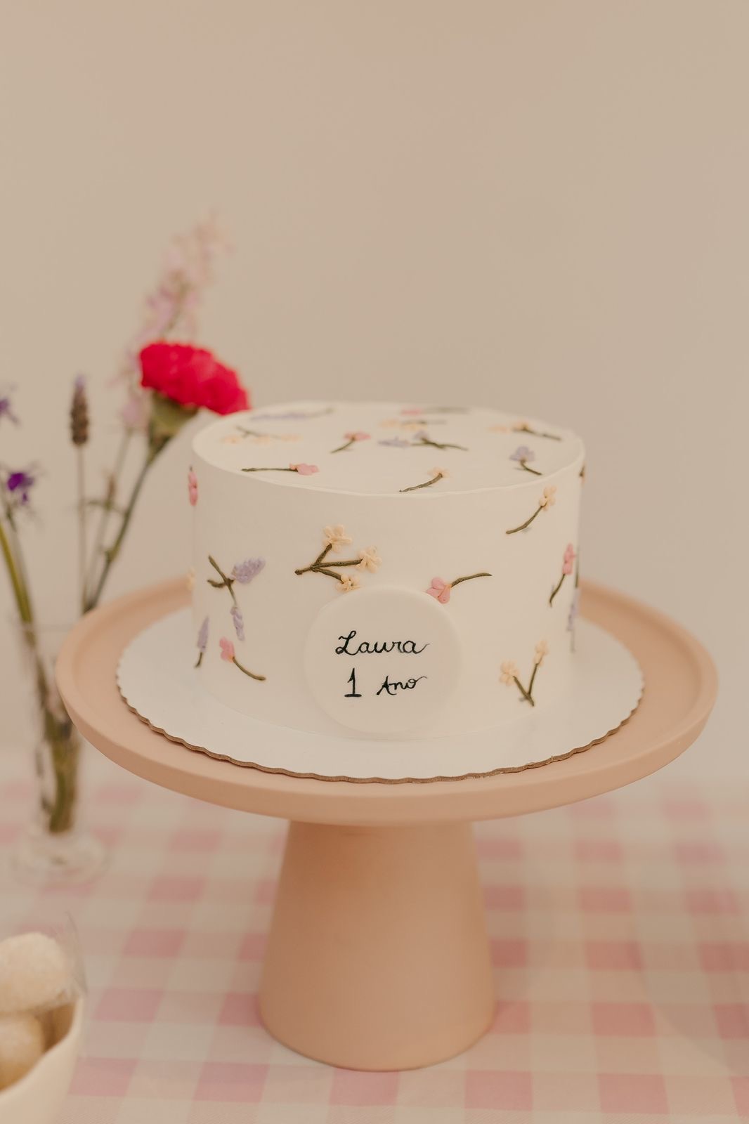 Bolo na decoração em chantininho floral com plaquinha em pasta americana personalizada