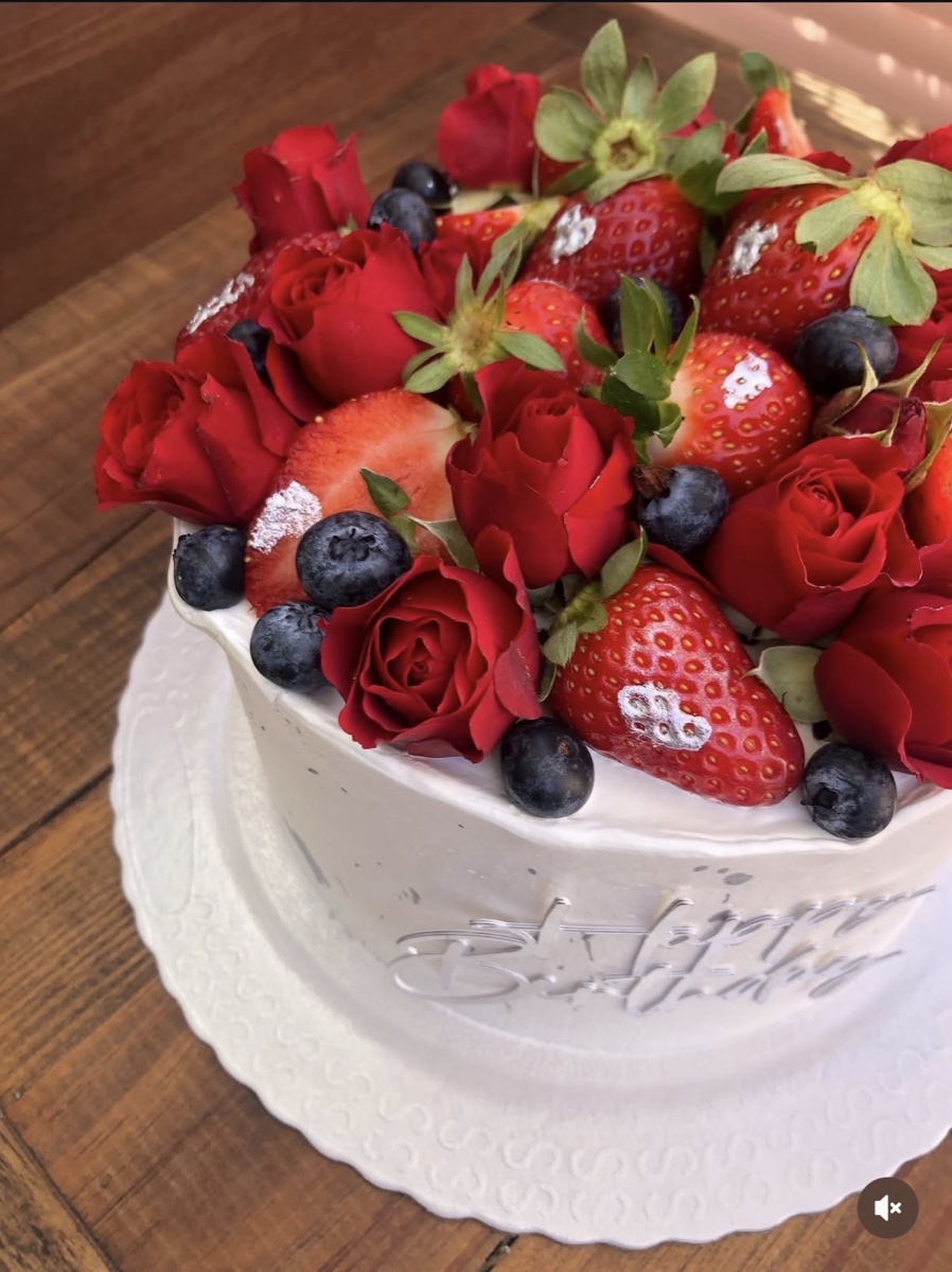 Bolo decoração mista — chantininho, frutas vermelhas, flores naturais e topper impresso