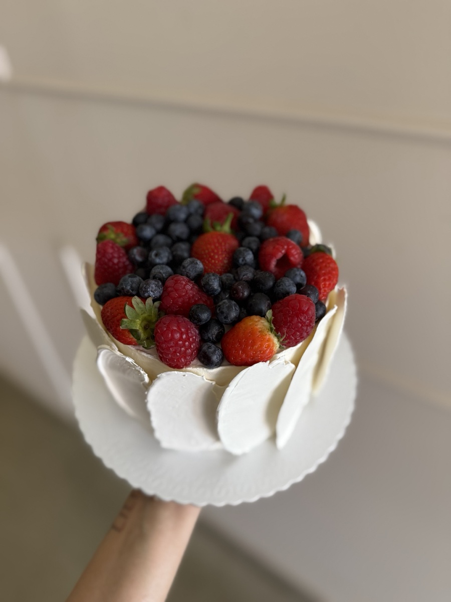 Bolo decoração mista — ganache, lascas de chocolate e frutas vermelhas