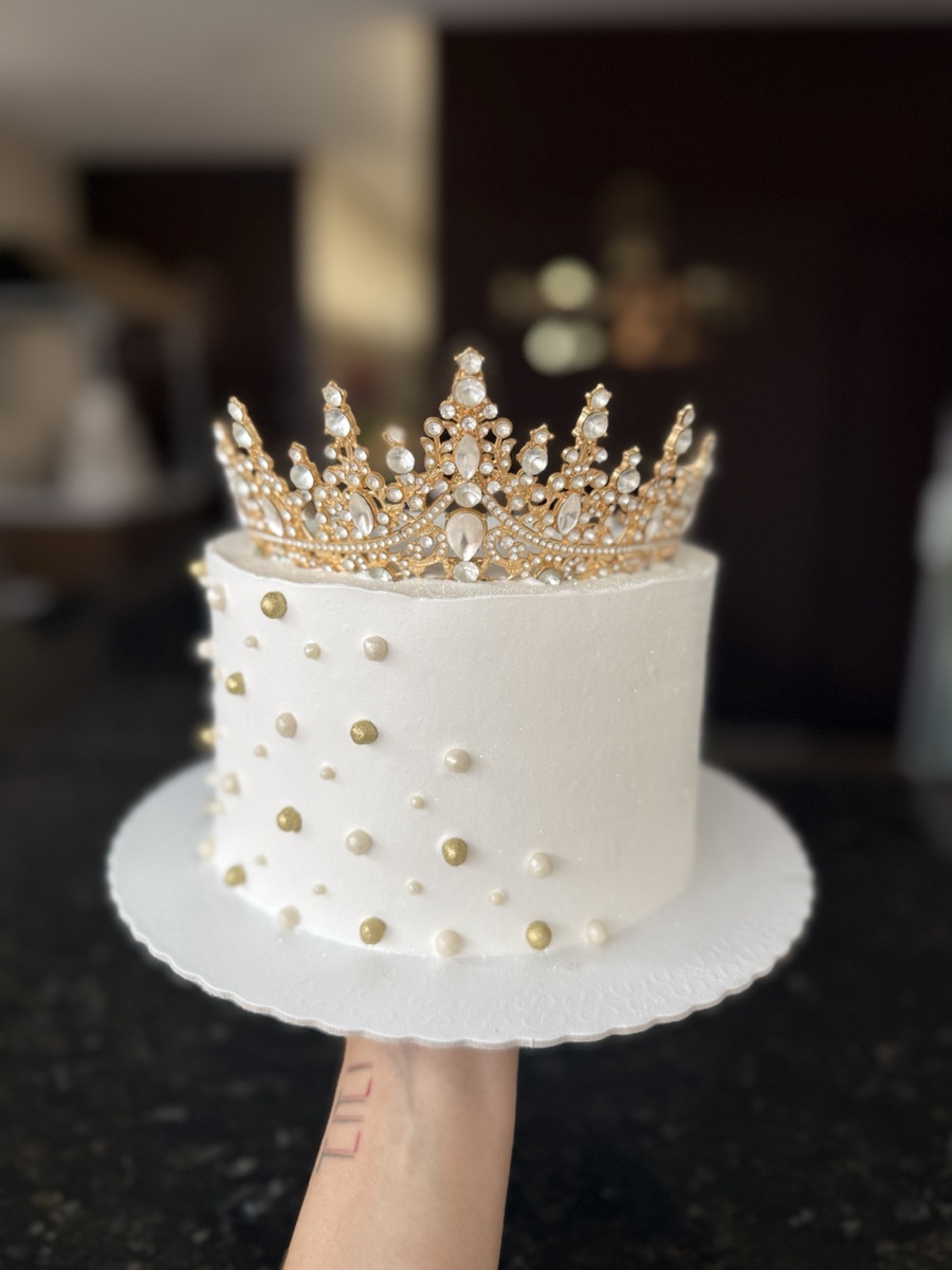Bolo decoração mista — chantininho, pérolas e coroa