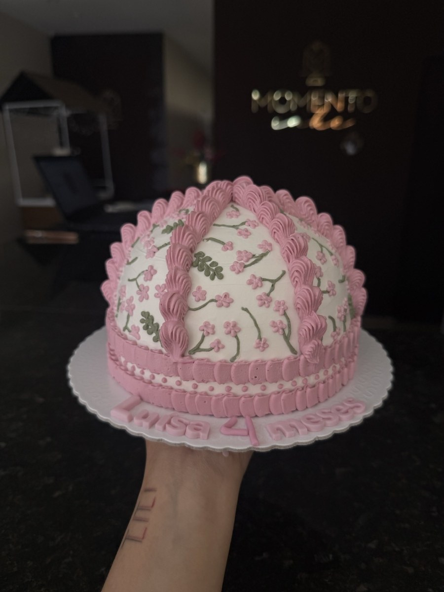 Bolo decoração mista — dome cake chantininho floral e vintage