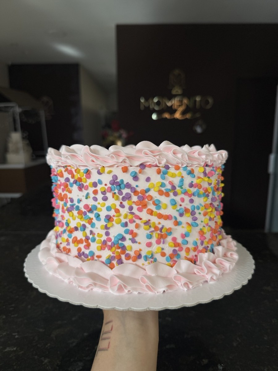Bolo decoração mista — chantininho com confeitos e miçangas coloridos