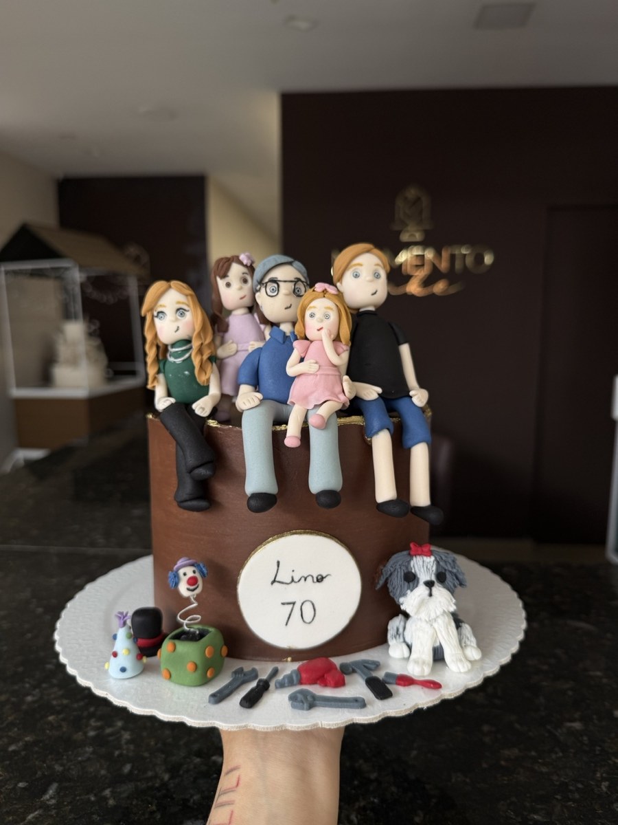 Bolo decoração mista — ganache com modelagens 3D em pasta americana feitas à mão