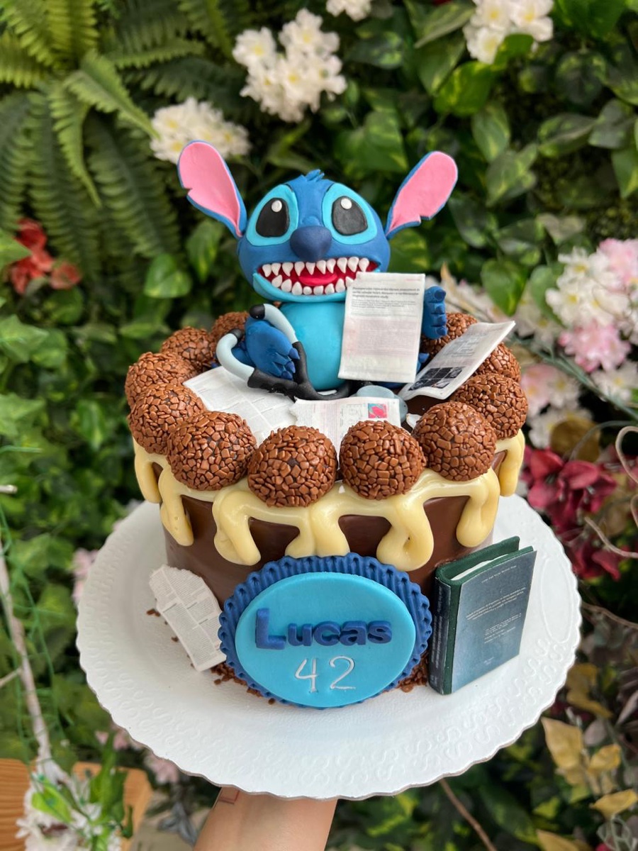 Bolo decoração mista — ganache cake, com modelagens 3D em pasta americana feitas à mão e técnicas comestíveis