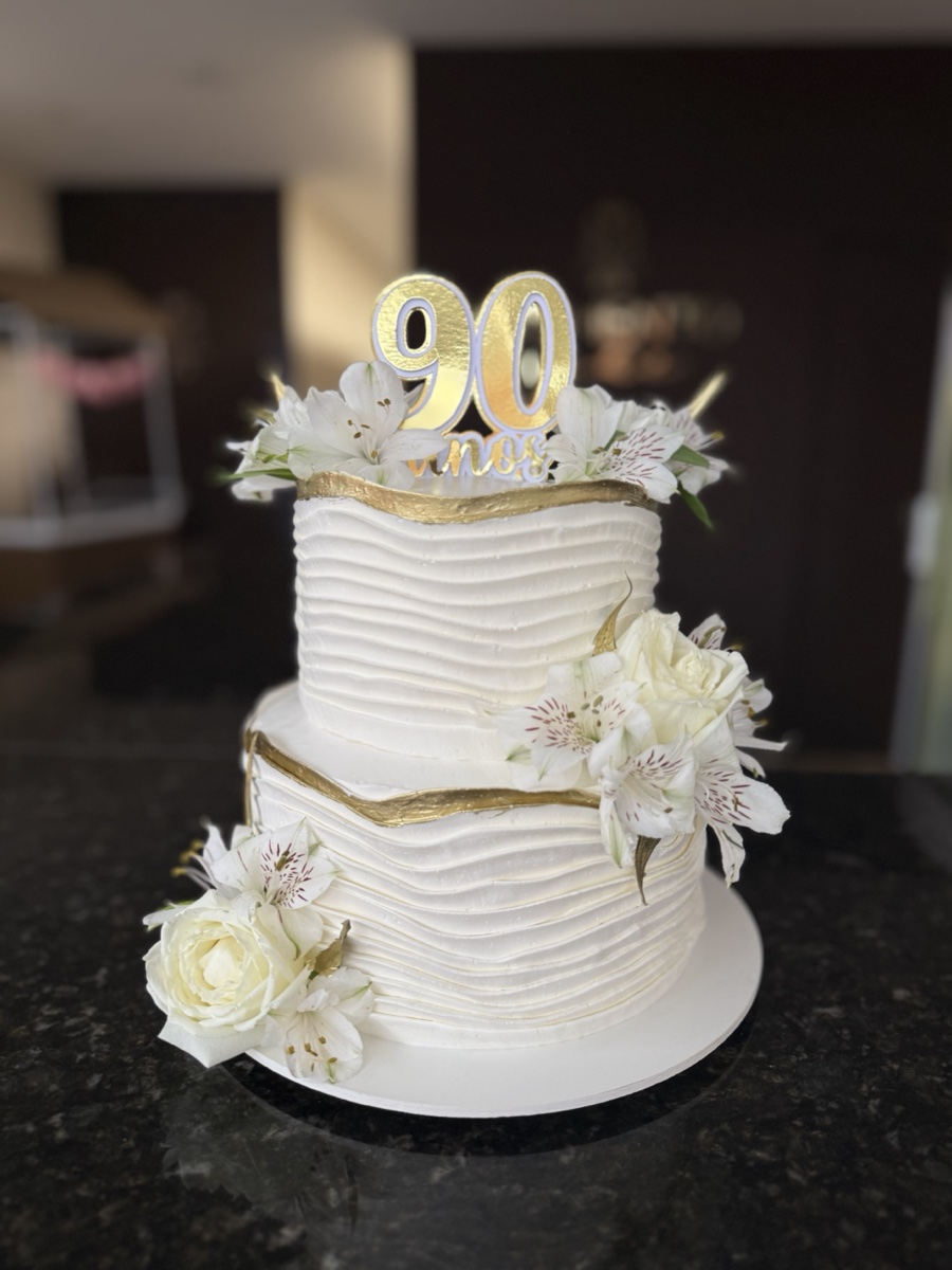 Bolo decoração mista — chantininho, flores naturais, detalhes dourados e topper impresso