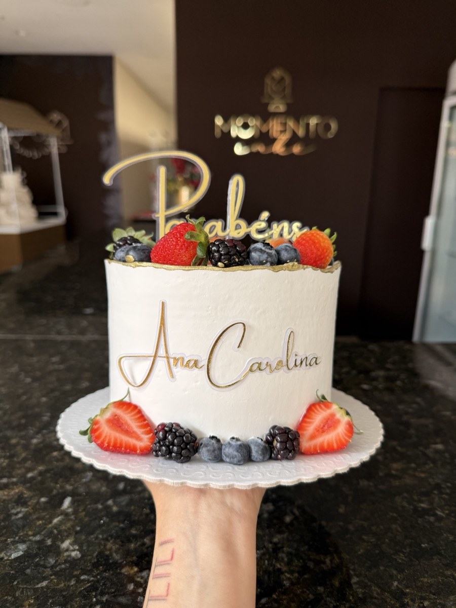 Bolo decoração mista — chantininho, frutas vermelhas e topper impresso
