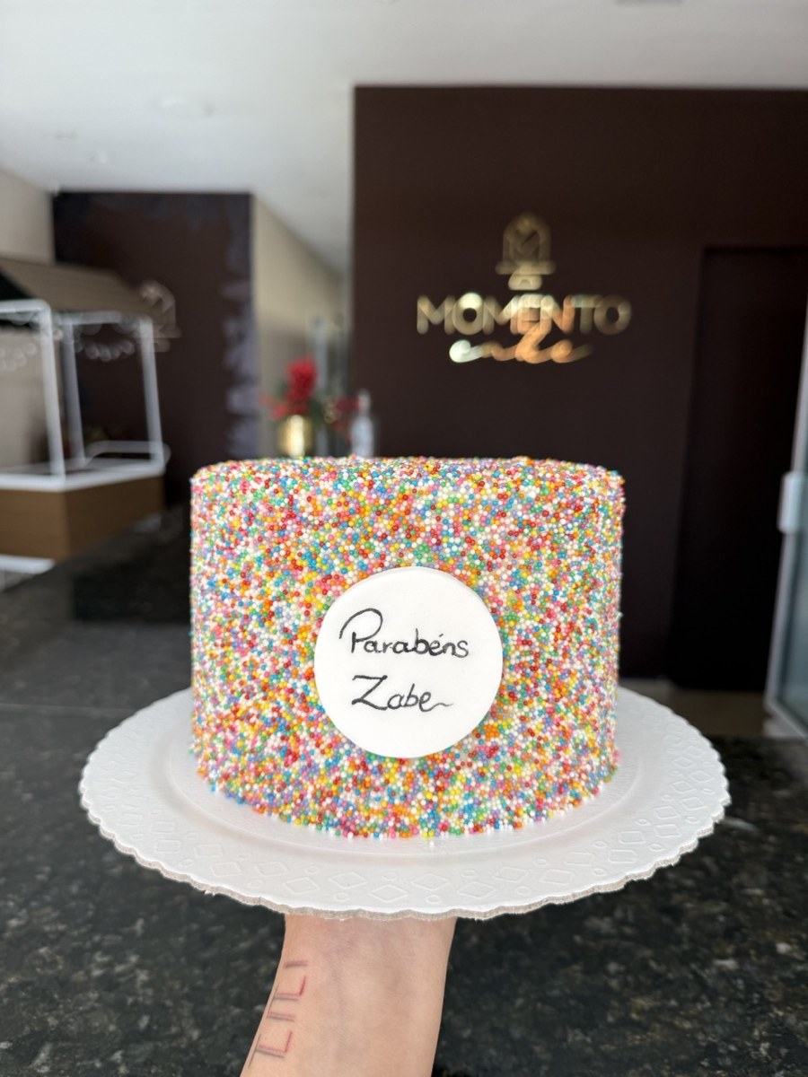 Bolo decoração mista — Dragée e plaquinha em pasta americana
