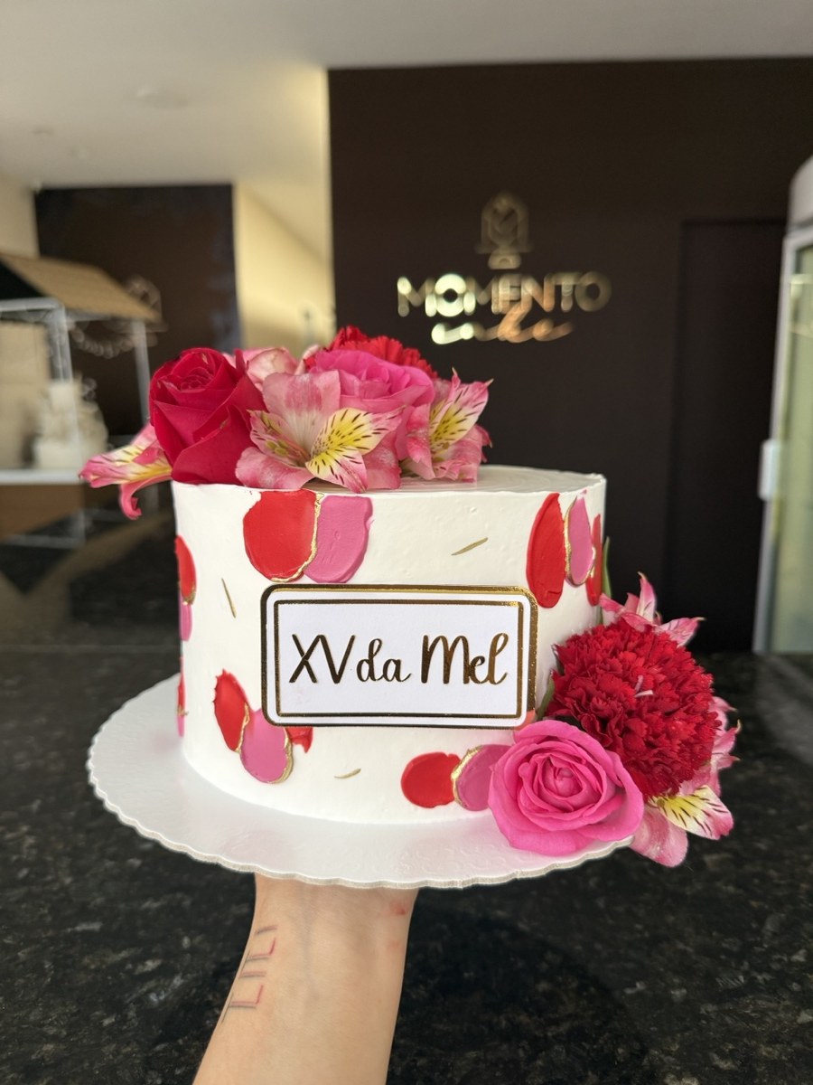 Bolo decoração mista — chantininho, flores naturais e topper impresso