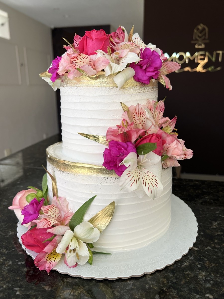 Bolo decoração mista — chantininho, flores naturais e detalhes dourados