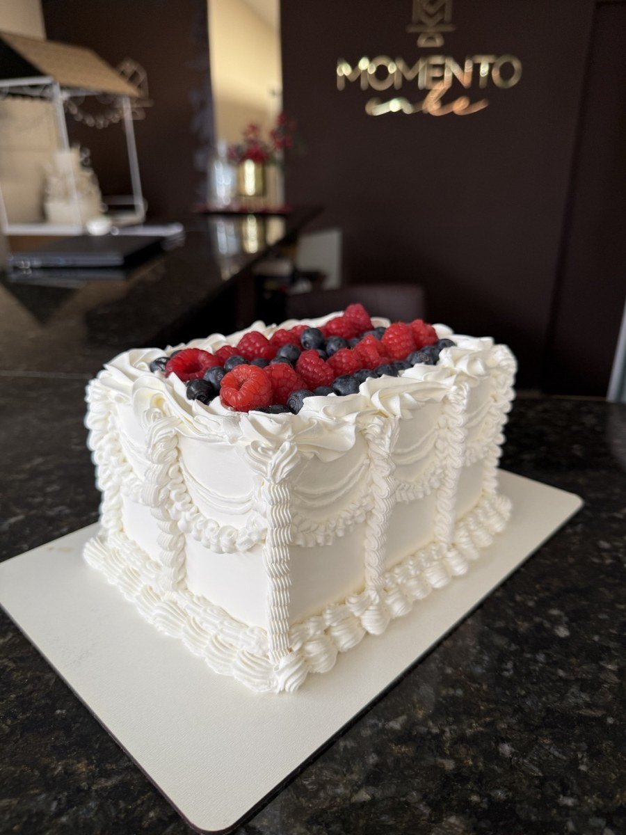 Bolo decoração mista — chantininho e frutas vermelhas