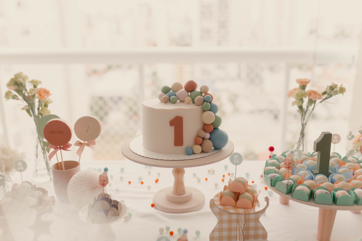 Bolo decorado em Ganache com modelagens em pasta americana