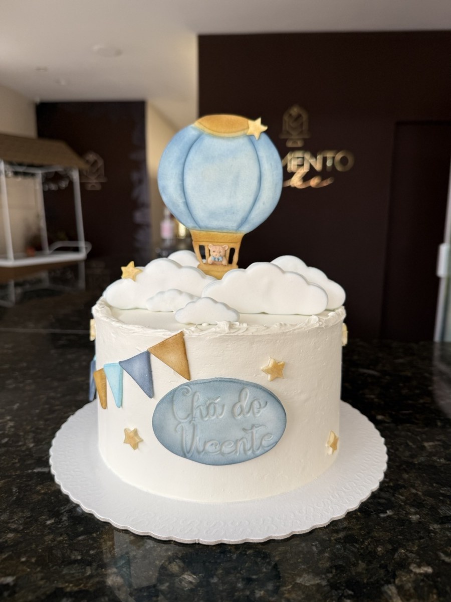 Bolo decorado em Ganache com modelagens em pasta americana