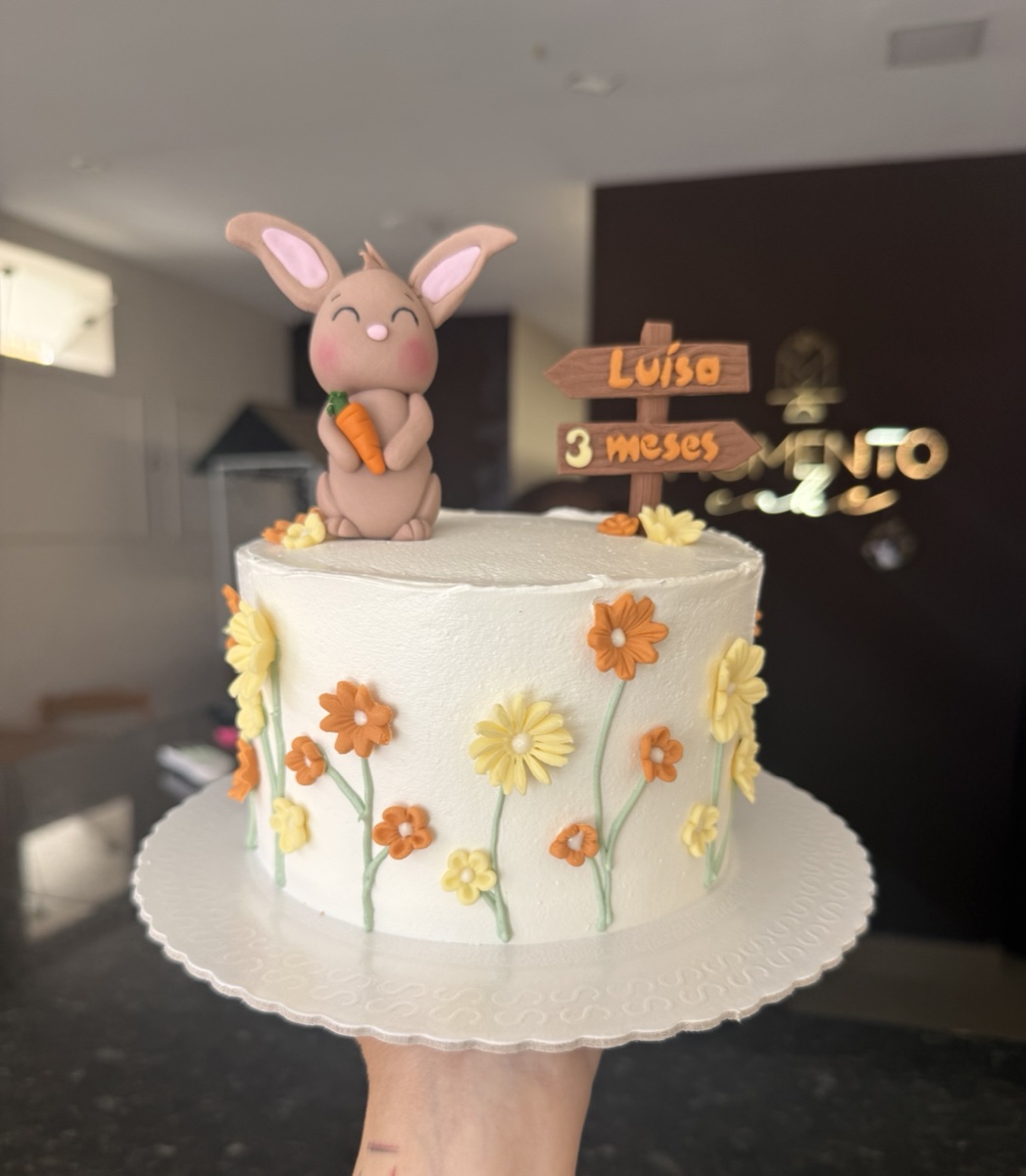 Bolo decorado em Ganache com modelagens em pasta americana