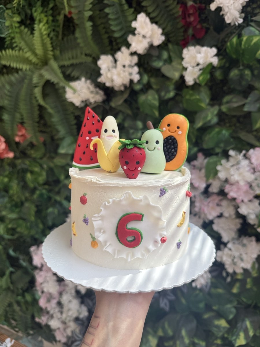 Bolo decorado em Ganache com modelagens em pasta americana
