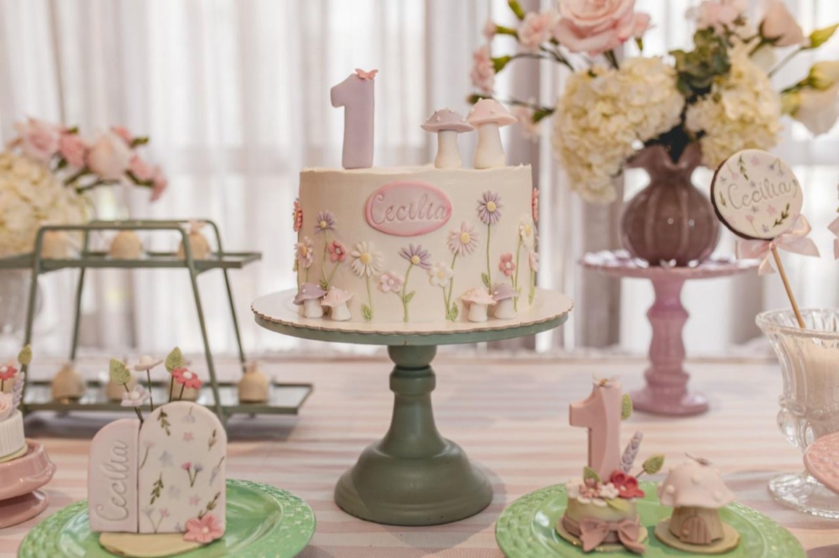 Bolo decorado em Ganache com modelagens em pasta americana