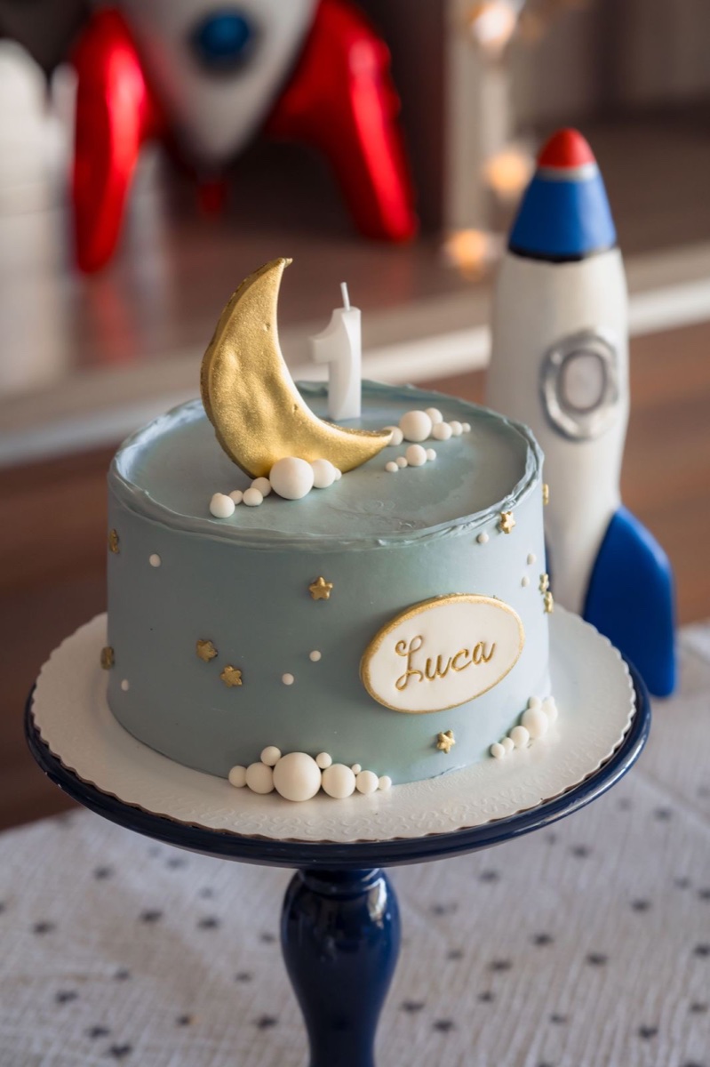Bolo decorado em Ganache com modelagens em pasta americana