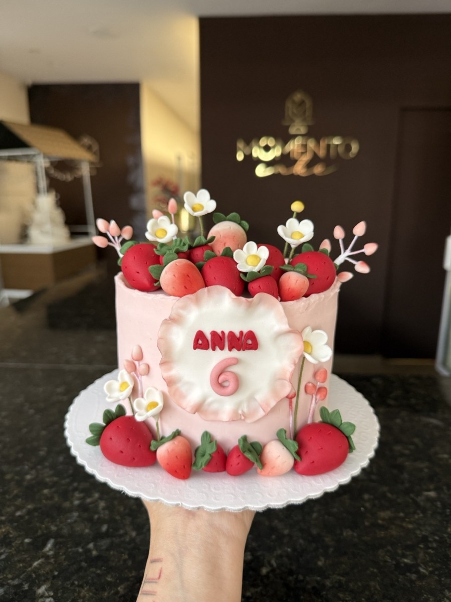 Bolo decorado em Ganache com modelagens em pasta americana