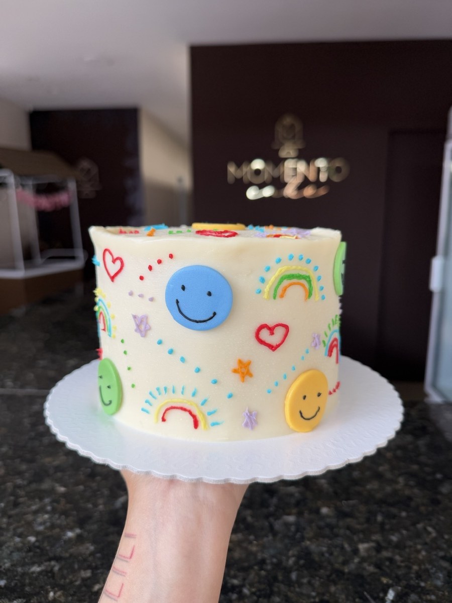 Bolo decorado em Ganache com modelagens em pasta americana