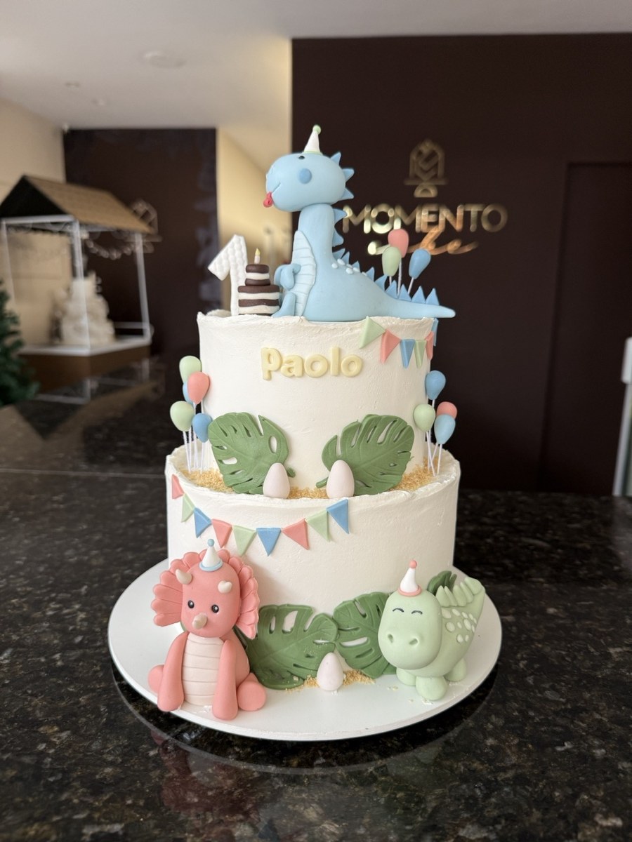 Bolo decorado em Ganache com modelagens em pasta americana