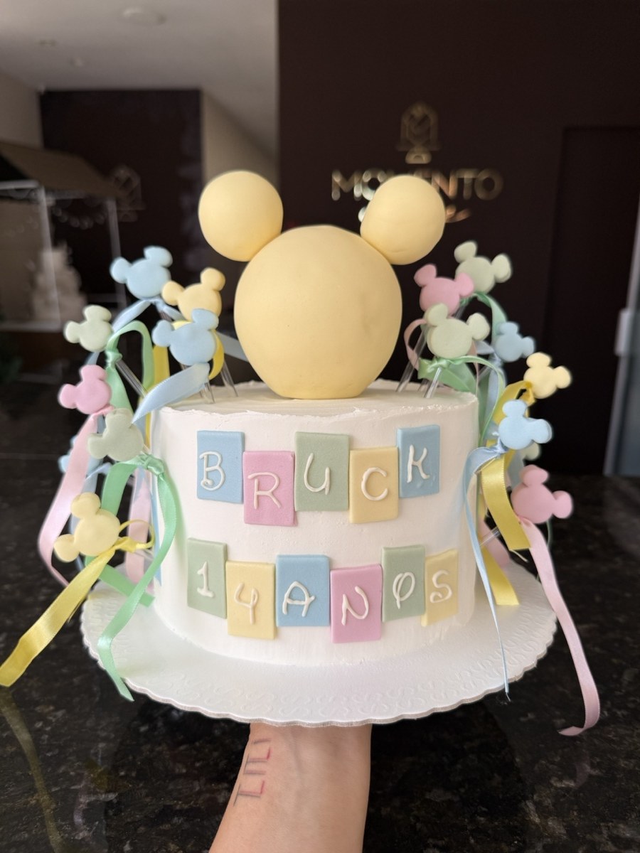Bolo decorado em Ganache com modelagens em pasta americana