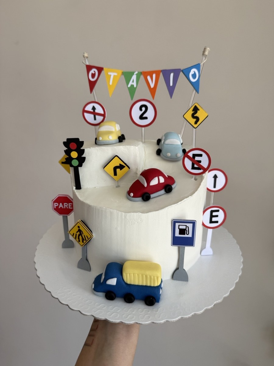 Bolo decorado em Ganache, com modelagens em pasta americana e topper impresso