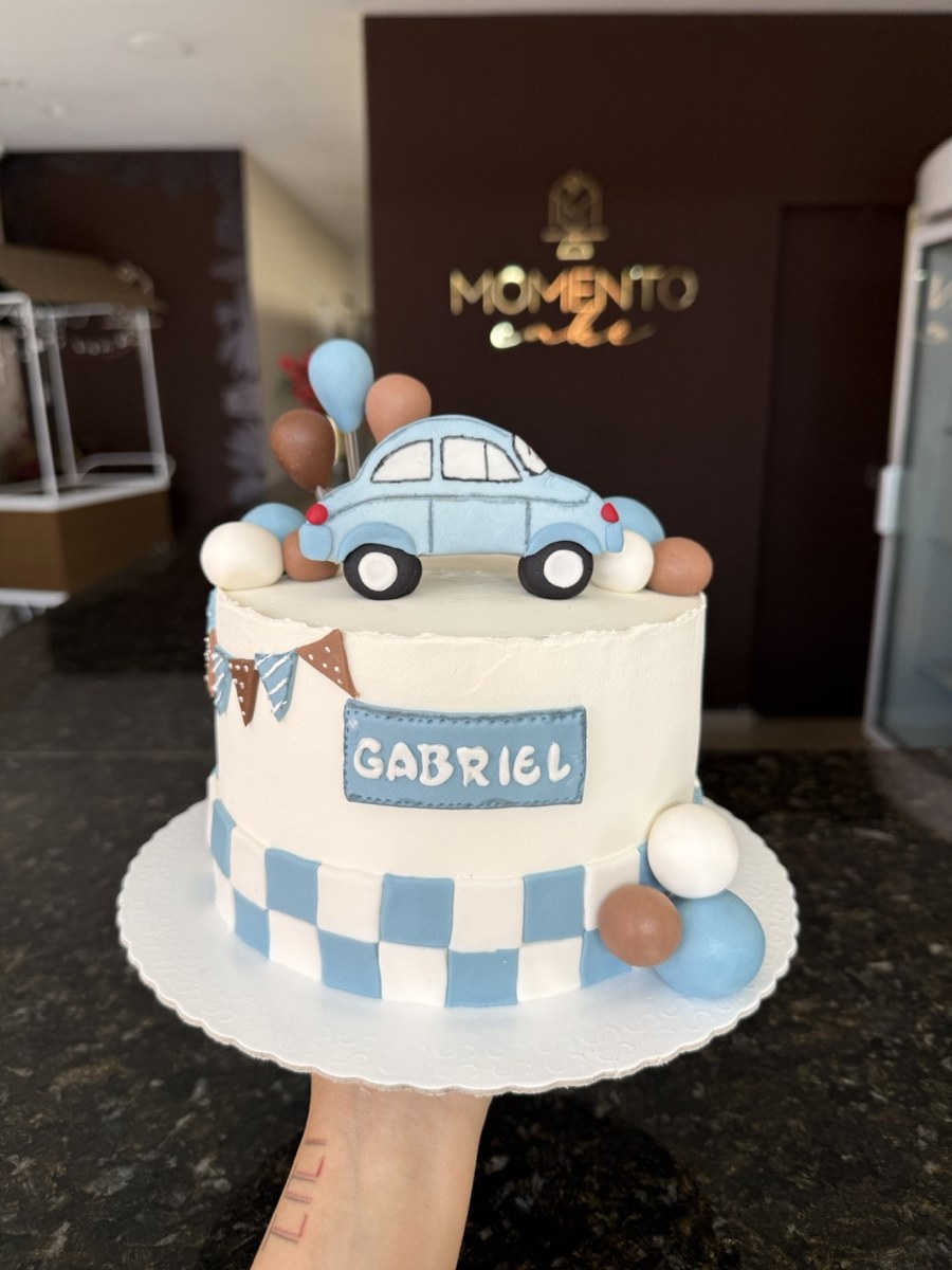 Bolo decorado em Ganache com modelagens em pasta americana
