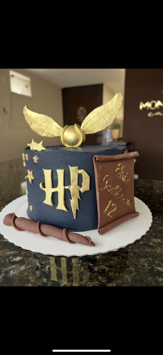 Bolo decorado em Ganache com modelagens em pasta americana