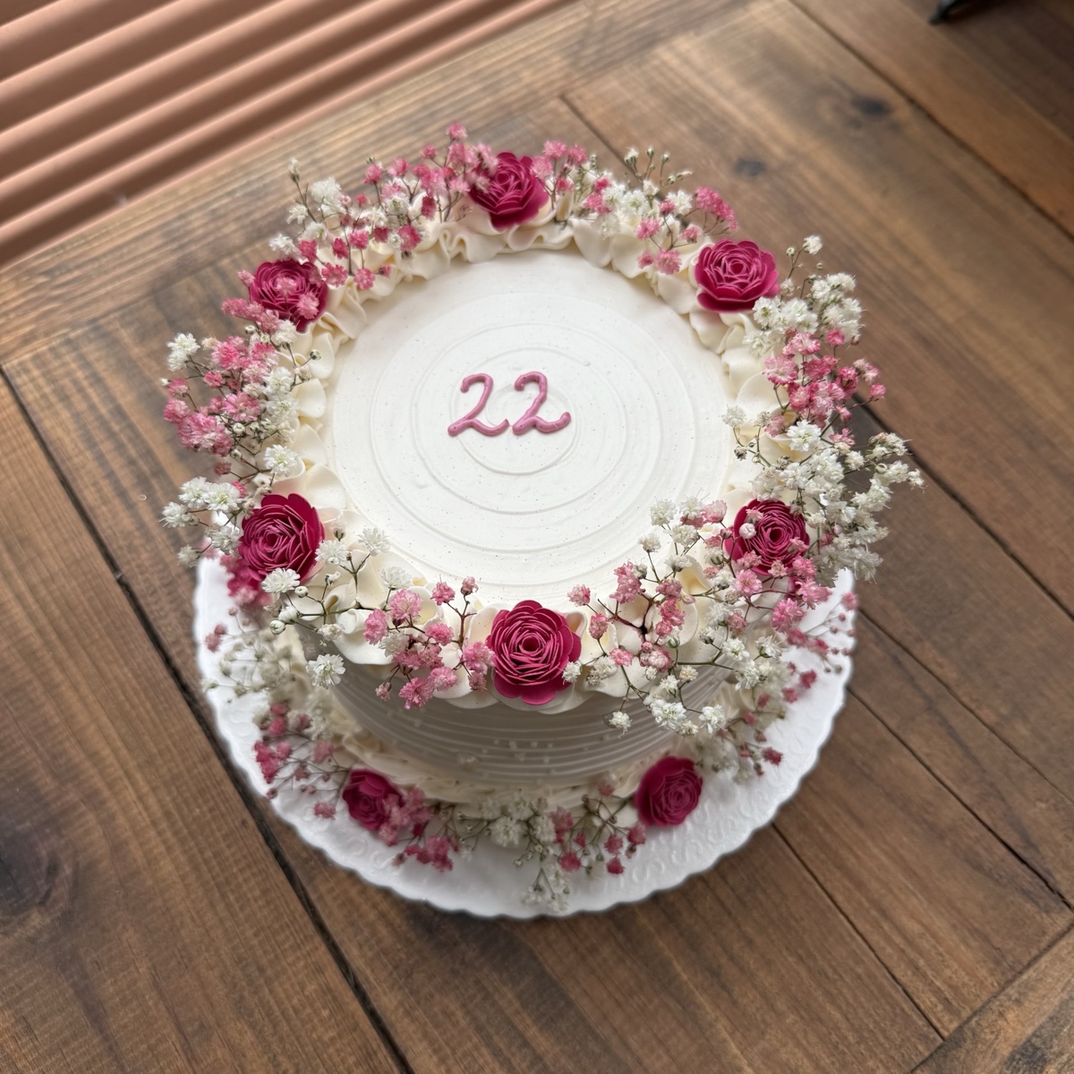 Chantininho com mix de flores naturais e topper impresso