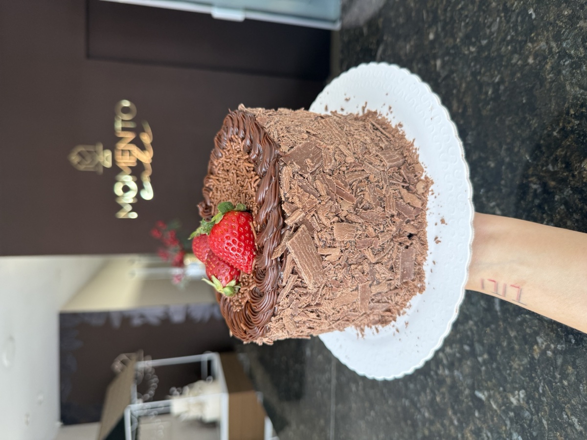 Brigadeiro ao leite com morangos