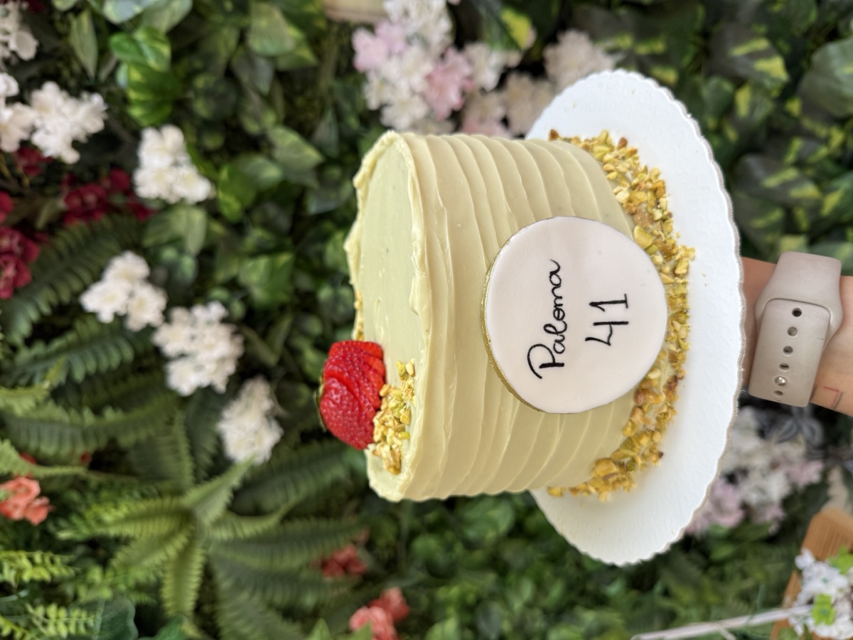 Pistache com geleia de Frutas Vermelhas e adicional de plaquinha em pasta americana