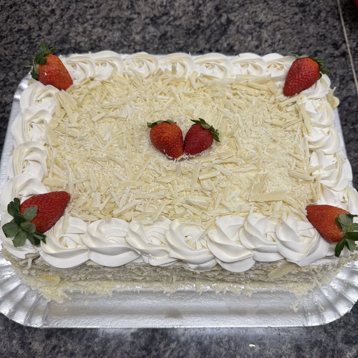 Bolo 4kg Retangular no recheio de Mousse trufado de Leite Ninho com Morango