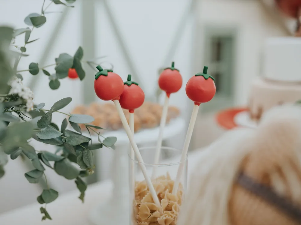 Cake pops de tomatinho em copo com massa farfalle em festa tema cozinha italiana