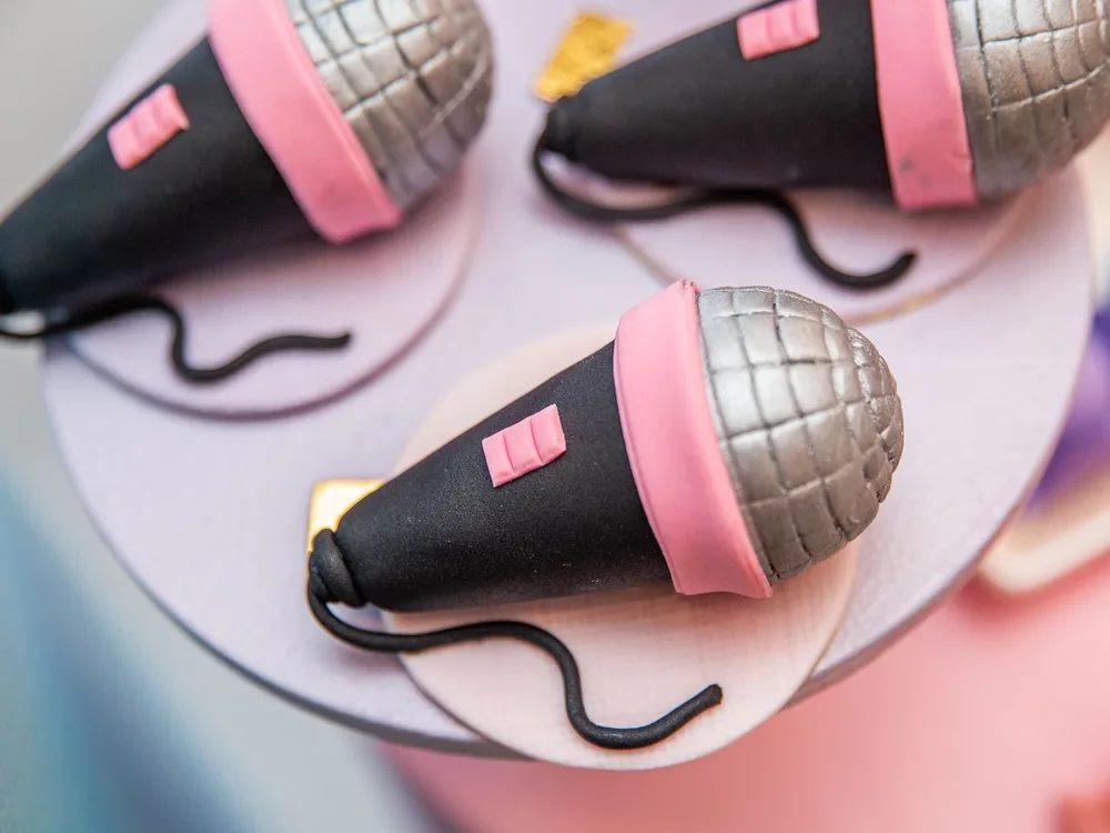 Doces modelados em formato de microfone para festa tema música