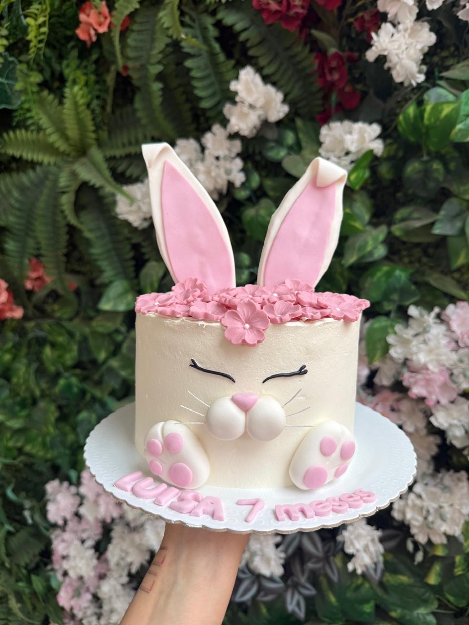 Bolo de mesversário com coelhinha de fondant em tons suaves