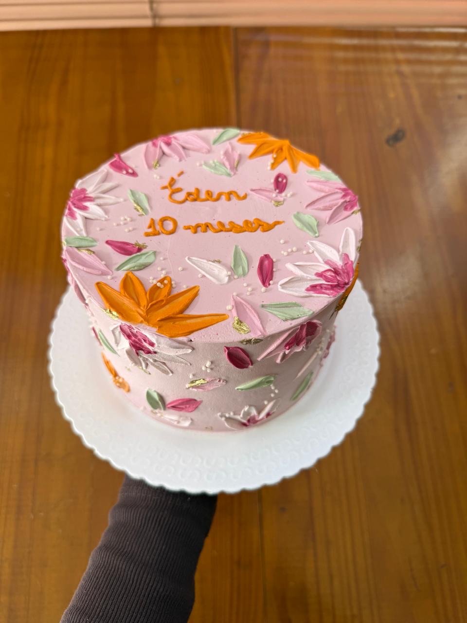 Bolo de mesversário com flores delicadas em buttercream