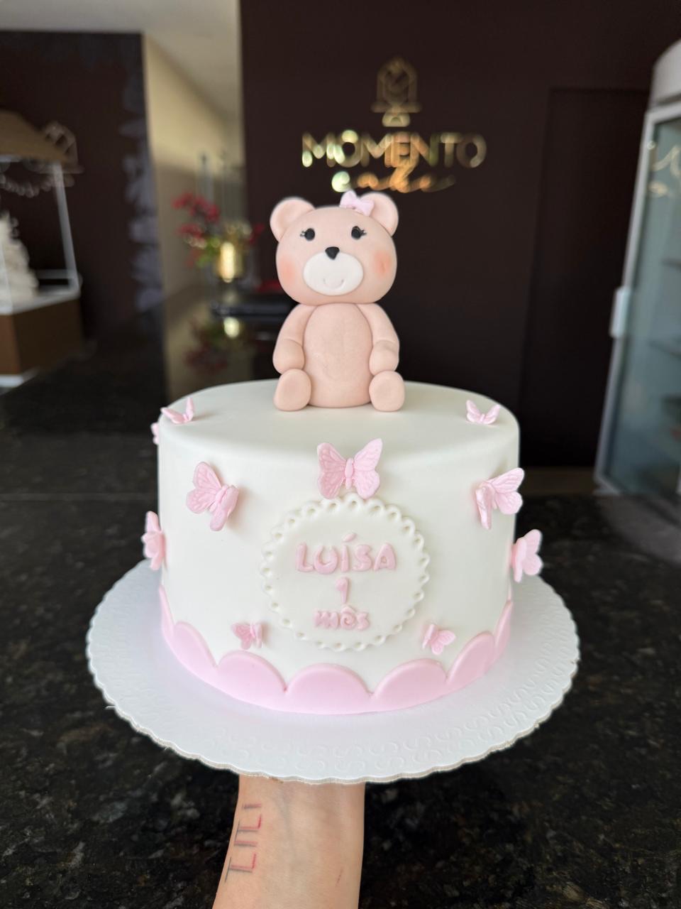Bolo de 1 mês com ursinha de fondant em tons de rosa