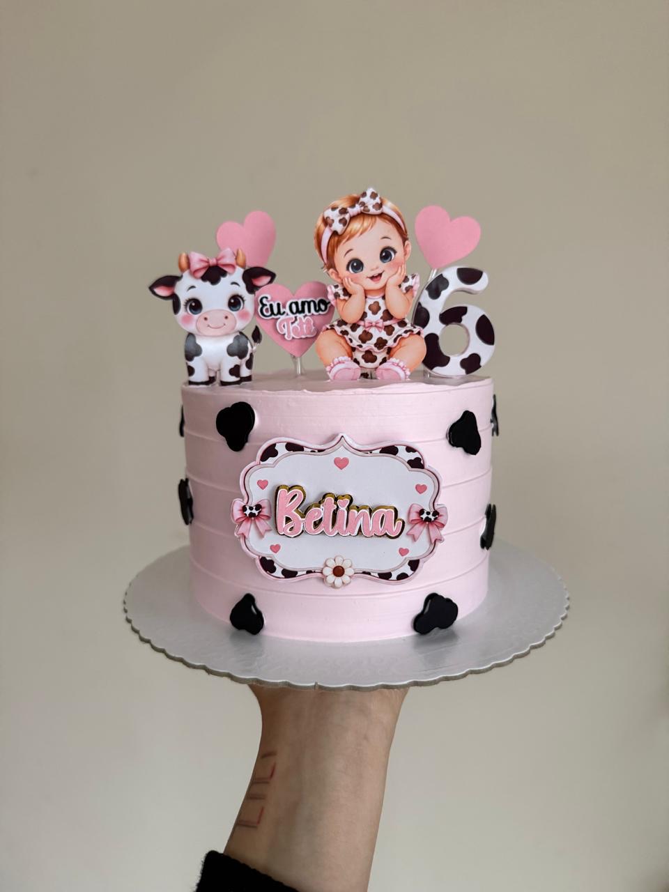 Bolo de mesversário com tema vaquinha em tons pastel