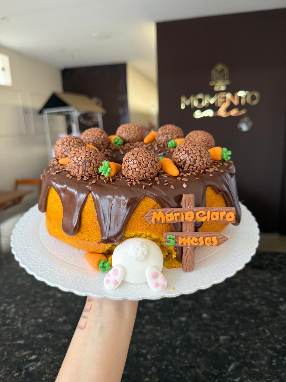 Bolo de cenoura com ganache escorrendo e brigadeiros