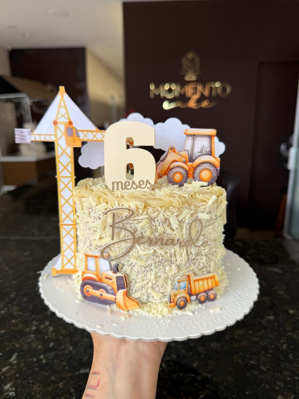 Bolo de mesversário com tema construção modelado à mão