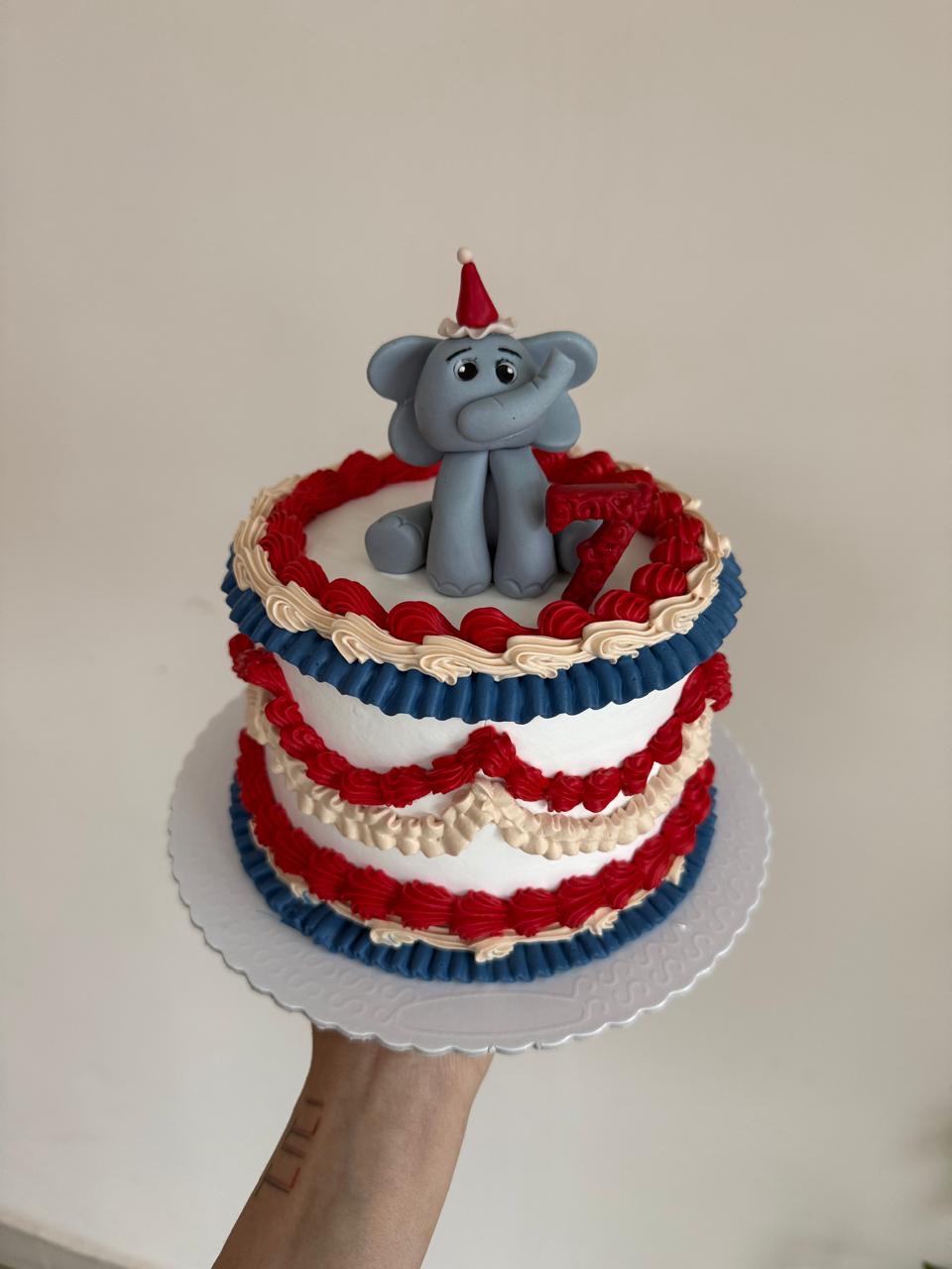 Bolo de mesversário com elefantinho de fondant
