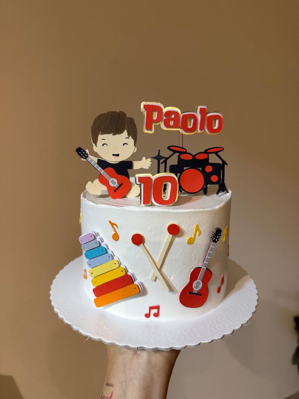 Bolo de mesversário com tema música em tons suaves