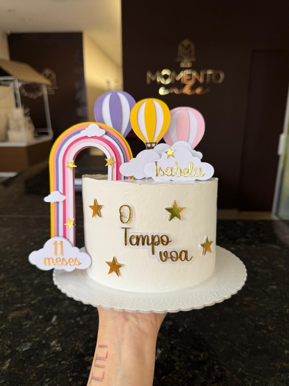 Bolo de mesversário com balão de fondant em tons suaves