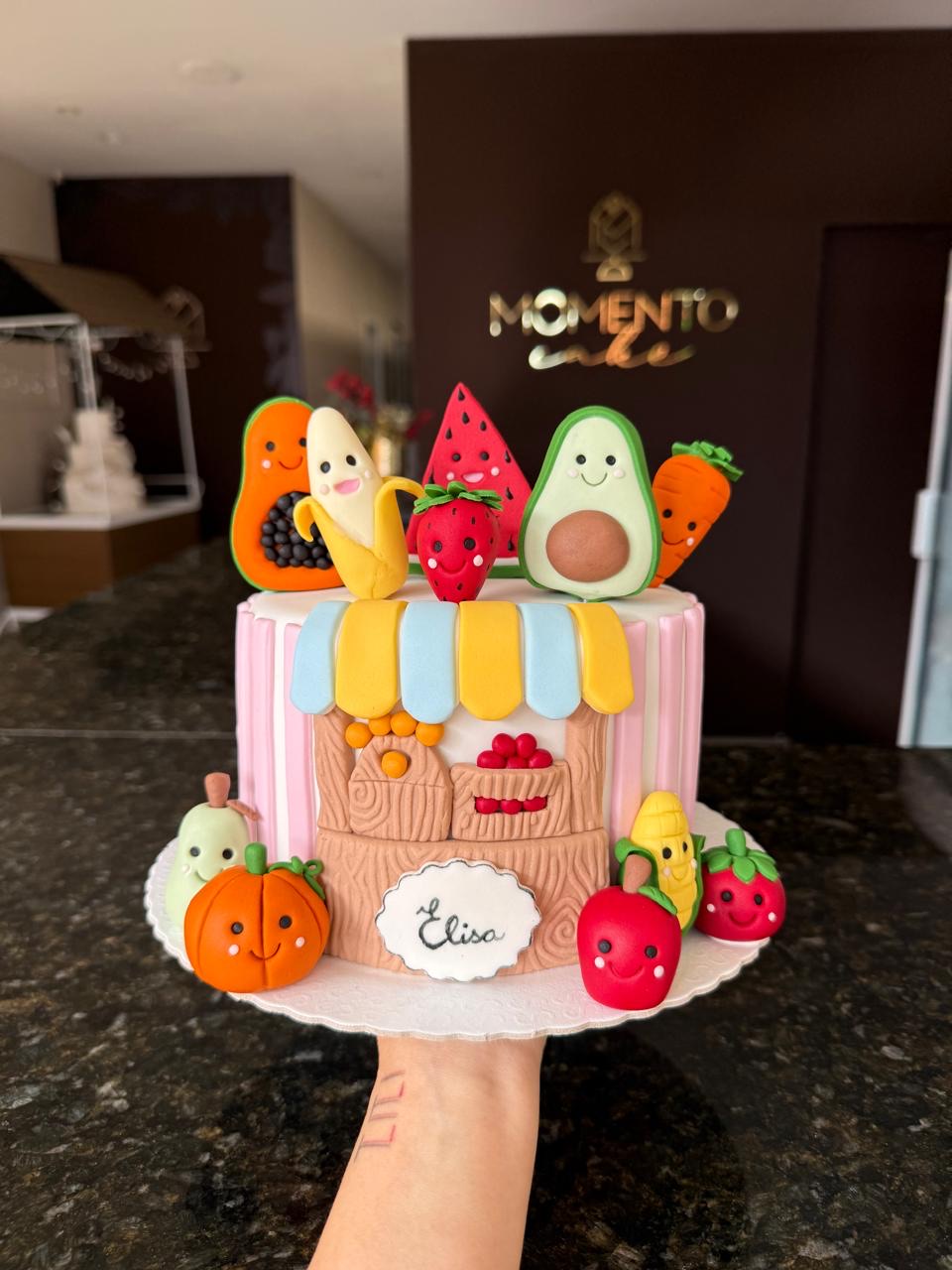 Bolo de mesversário com tema feirinha e frutas modeladas à mão