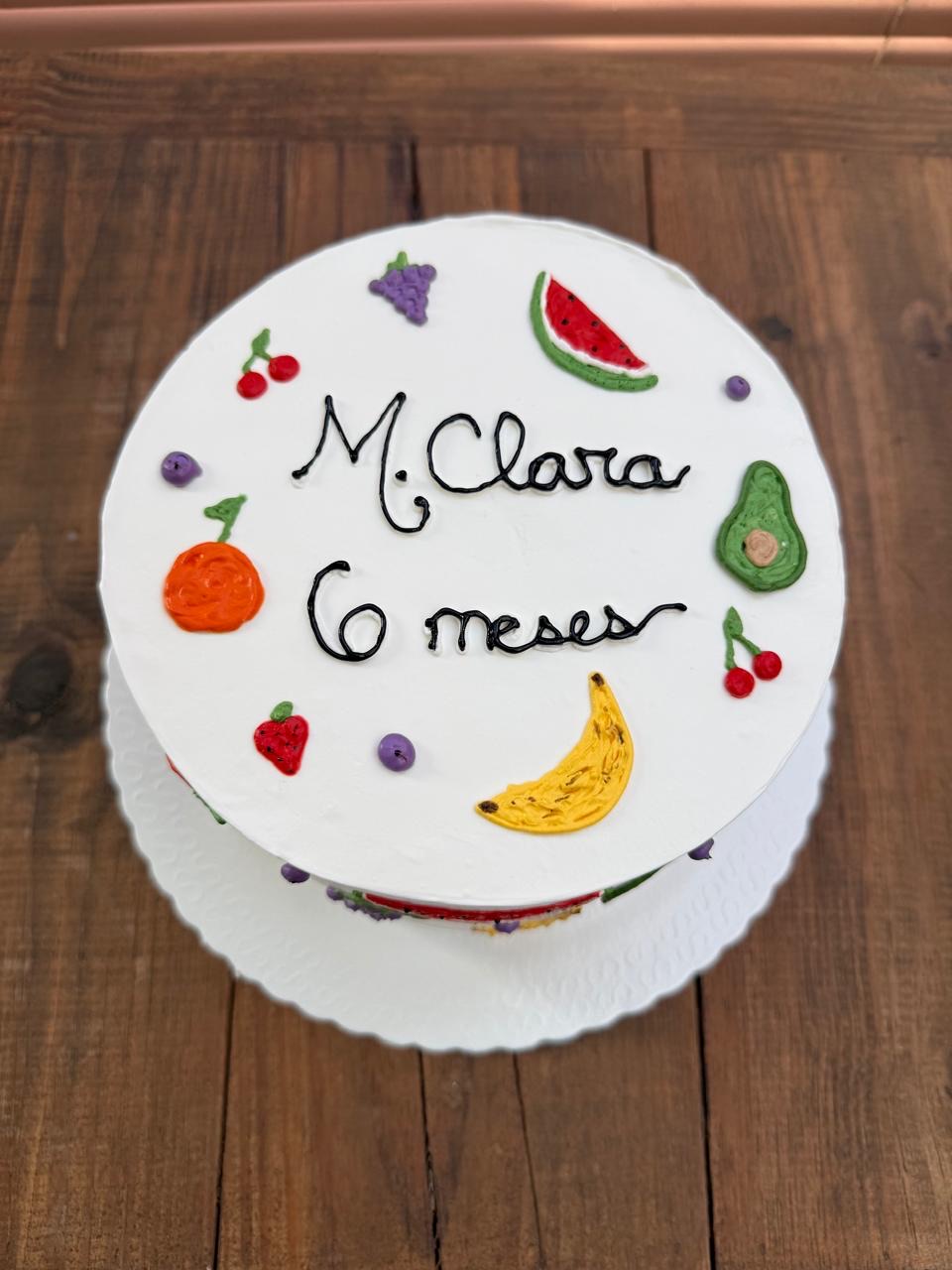 Bolo de mesversário com frutas pintadas à mão em buttercream