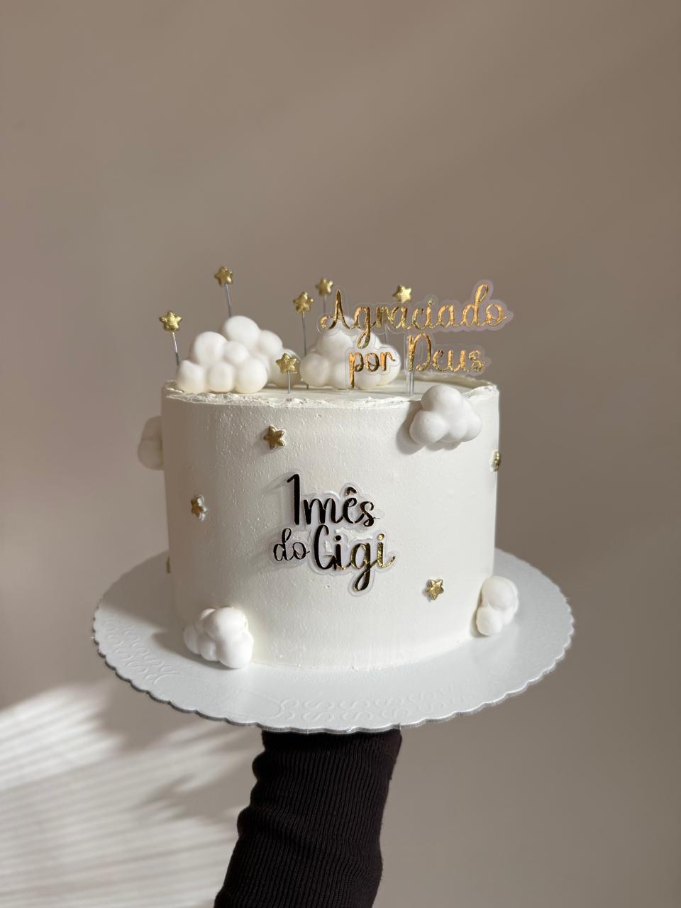 Bolo de 1 mês com nuvens em tons pastel